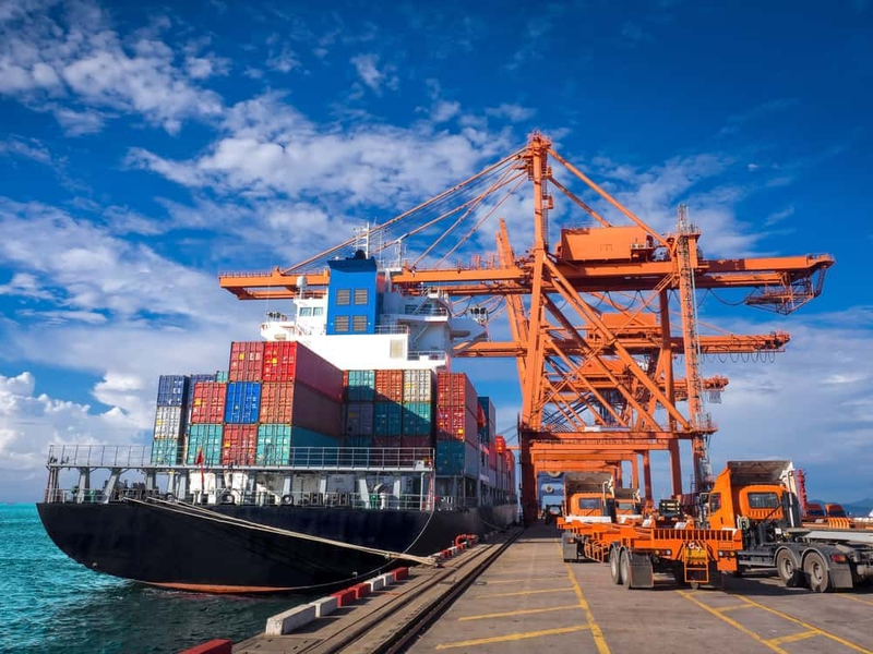 L/C tăng mức độ bảo đảm thanh toán nhờ cam kết của ngân hàng, phù hợp với các hợp đồng xuất nhập khẩu có giá trị lớn.