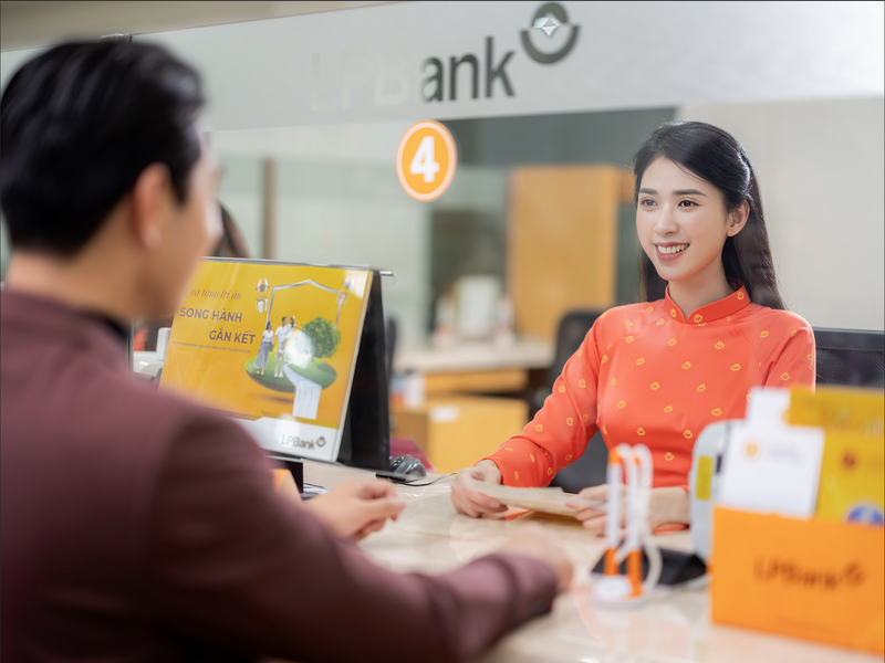 Khách hàng có thể đăng ký thẻ tín dụng trực tiếp hoặc online với quy trình linh hoạt