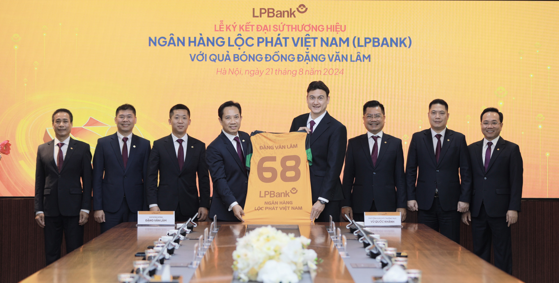Ông Lê Minh Tâm – Phó Chủ tịch thường trực HĐQT LPBank trao tặng áo lưu niệm cho Quả bóng đồng 2023 Đặng Văn Lâm - Đại sứ thương hiệu của Ngân hàng Lộc Phát Việt Nam.