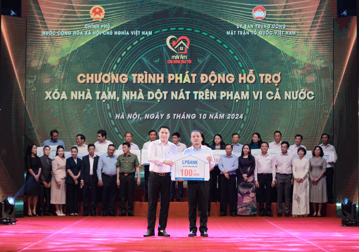 Đại diện Ngân hàng Lộc Phát Việt Nam (LPBank), Ông Nguyễn Văn Thuỳ - Phó Chủ tịch HĐQT trao tặng 100 tỷ đồng cho tỉnh Đắk Lắk thực hiện chương trình xóa nhà tạm, nhà dột nát trên địa bàn.