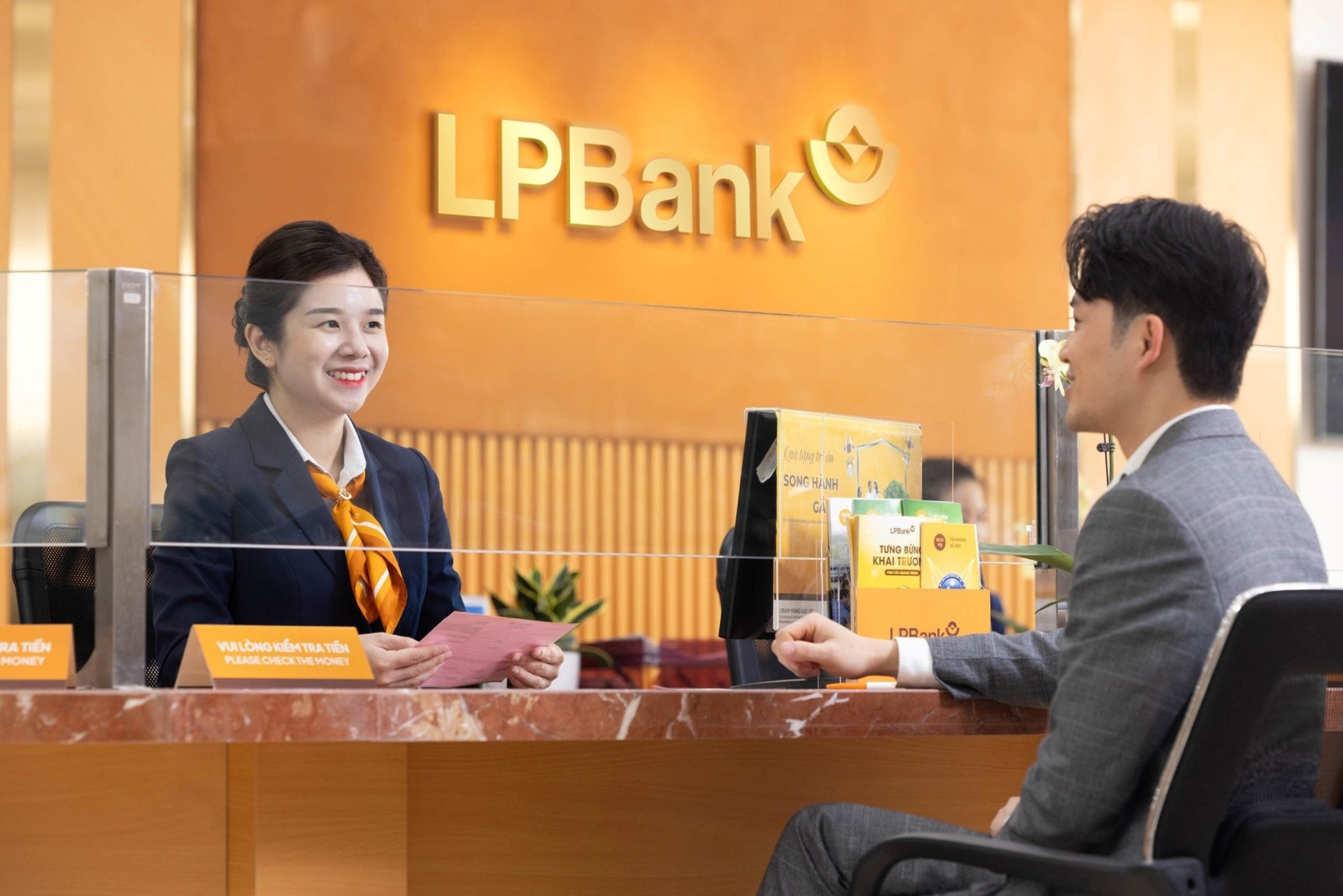 Khách hàng có thể đến Chi nhánh/Phòng giao dịch của LPBank để được hỗ khôi phục mật khẩu trên app hoặc cung cấp lại thông tin tên đăng nhập