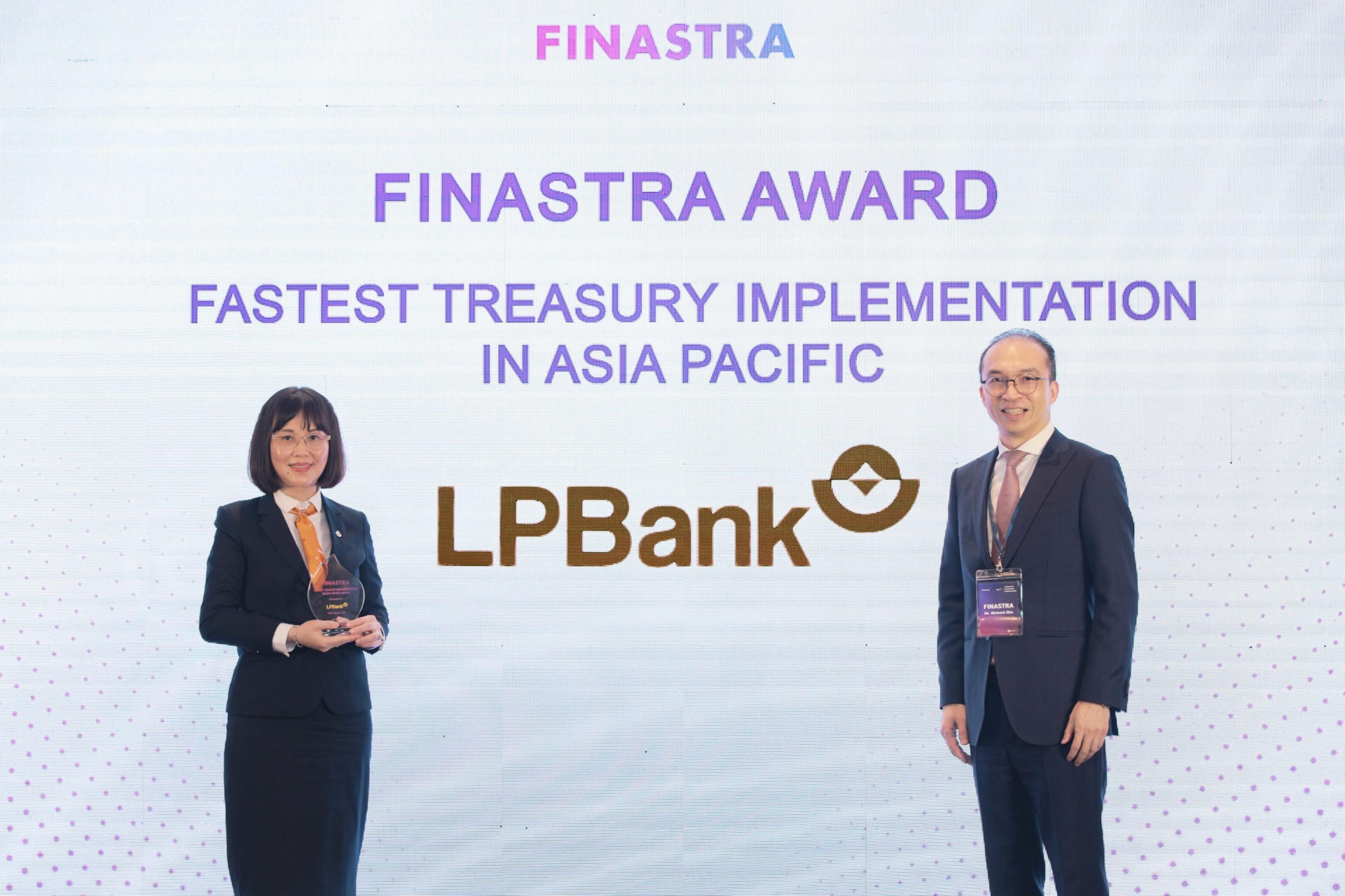 Bà Nguyễn Ánh Vân – Phó Tổng Giám đốc LPBank nhận giải Ngân hàng “Triển khai hệ thống Kondor Treasury nhanh nhất Châu Á - Thái Bình Dương”