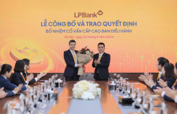 Ông Hồ Nam Tiến – Tổng Giám đốc LPBank chào mừng ông Loic Faussier đảm nhận vị trí Cố vấn Cấp cao Ban điều hành