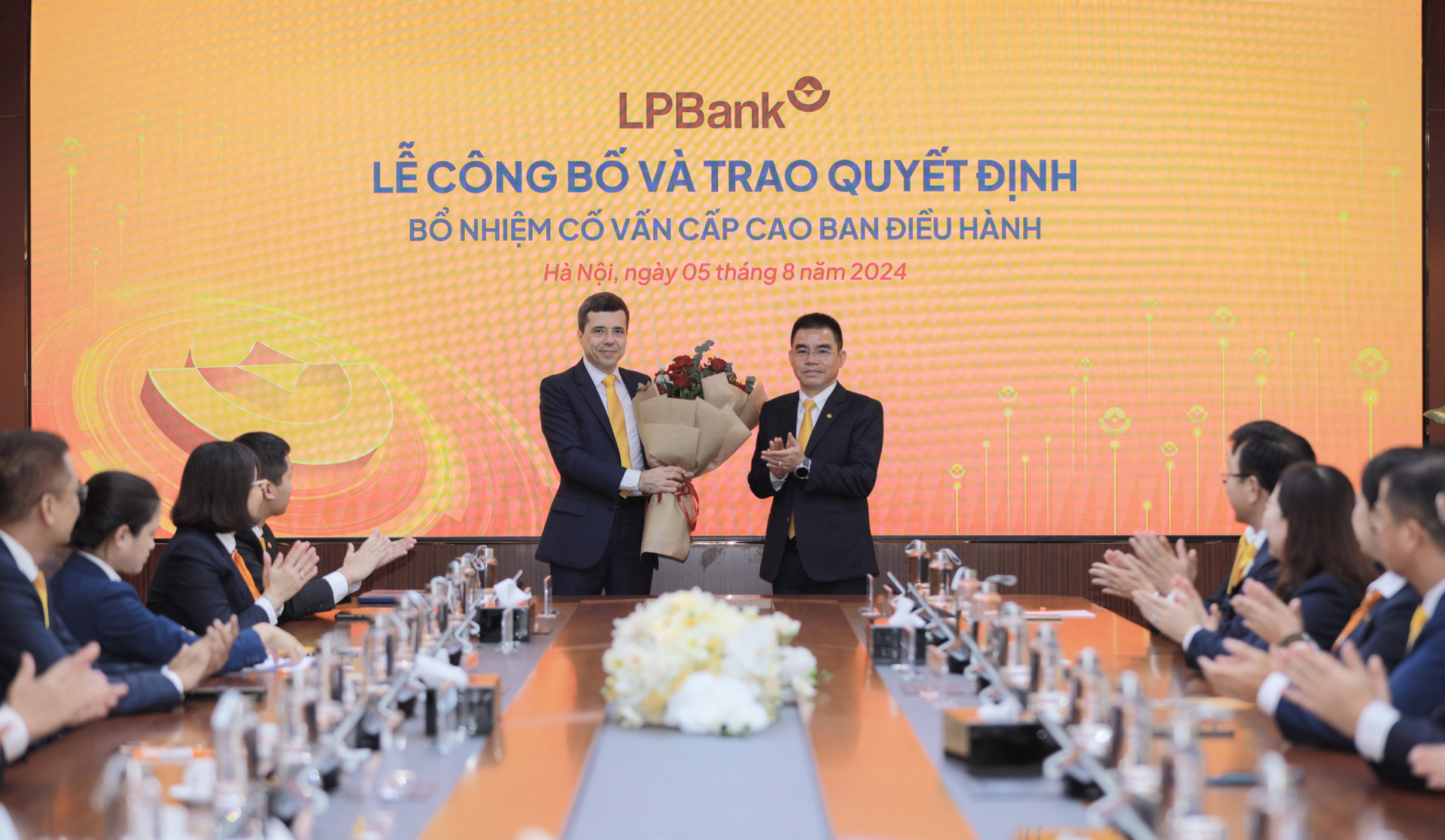 Ông Hồ Nam Tiến – Tổng Giám đốc LPBank chào mừng ông Loic Faussier đảm nhận vị trí Cố vấn Cấp cao Ban điều hành