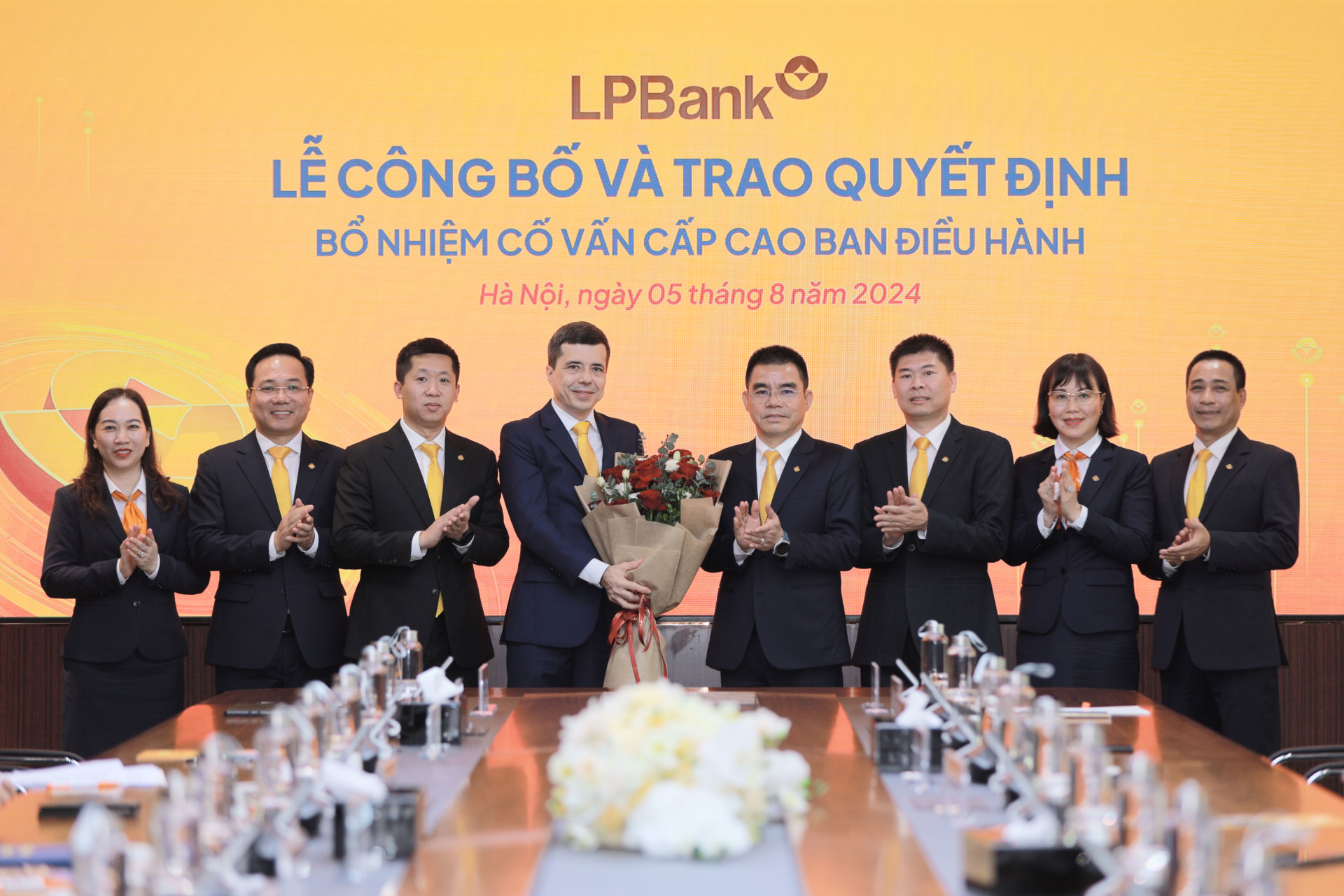 Ban Lãnh đạo LPBank chúc mừng ông Loic Faussier tại Lễ Bổ nhiệm