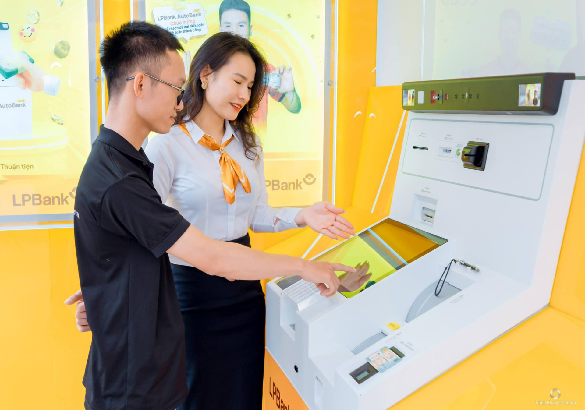 Bạn có thể sử dụng thẻ ghi nợ để rút tiền mặt tại cây ATM