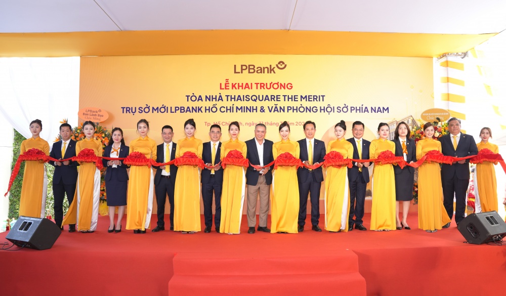 Đại diện NHNN Chi nhánh TP. Hồ Chí Minh, Ban lãnh đạo LPBank và Văn phòng Hội sở phía Nam cắt băng khánh thành tại sự kiện khai trương