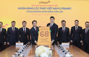 Ông Lê Minh Tâm – Phó Chủ tịch thường trực HĐQT LPBank trao tặng áo lưu niệm cho Quả bóng đồng 2023 Đặng Văn Lâm - Đại sứ thương hiệu của Ngân hàng Lộc Phát Việt Nam.