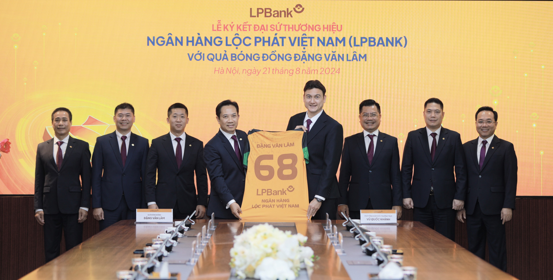 Ông Lê Minh Tâm – Phó Chủ tịch thường trực HĐQT LPBank trao tặng áo lưu niệm cho Quả bóng đồng 2023 Đặng Văn Lâm - Đại sứ thương hiệu của Ngân hàng Lộc Phát Việt Nam.