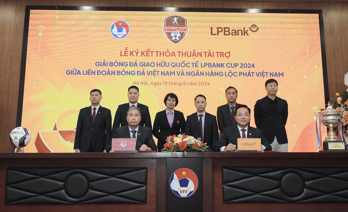 Ông Hoàng Văn Phúc – Phó Tổng Giám đốc LPBank và ông Dương Nghiệp Khôi – Tổng Thư ký Liên đoàn Bóng đá Việt Nam (VFF) ký kết dưới sự chứng kiến của đại diện Lãnh đạo Cục Thể dục Thể thao, Liên đoàn Bóng đá Việt Nam và LPBank.