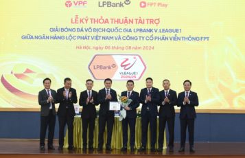 Ông Hồ Nam Tiến - Phó Chủ tịch HĐQT, Tổng Giám đốc LPBank nhận bảng danh vị và hoa chúc mừng từ Lãnh đạo Công ty VPF, công ty FPT PLay