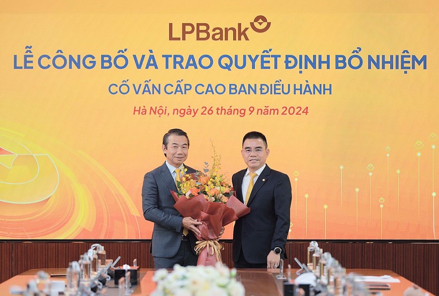 Ông Hồ Nam Tiến – Phó Chủ tịch HĐQT kiêm Tổng Giám đốc LPBank (phải) trao hoa chúc mừng ông Phạm Phú Khôi (trái).