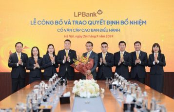 Ban lãnh đạo LPBank chụp ảnh lưu niệm cùng ông Phạm Phú Khôi (giữa) trong buổi lễ bổ nhiệm