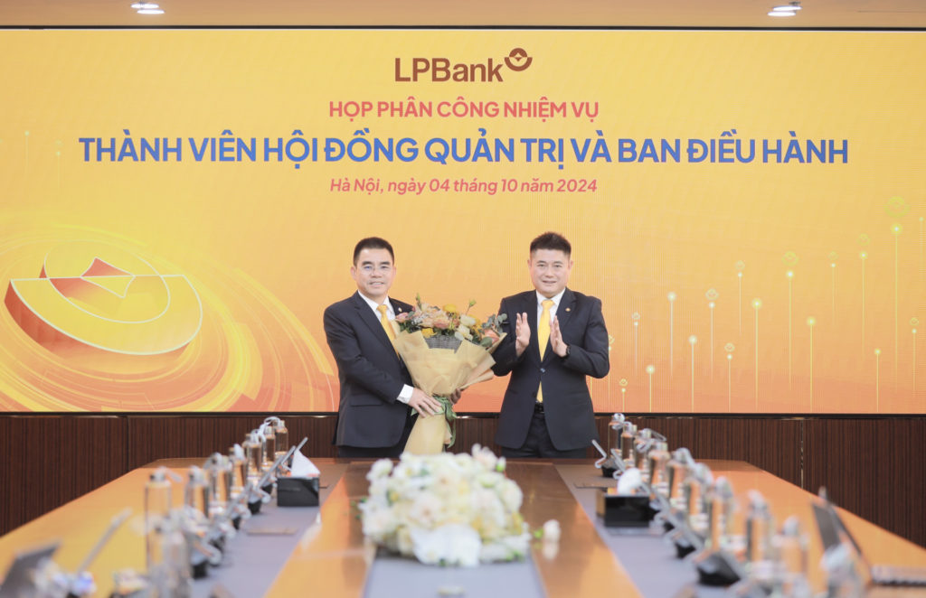 Ông Nguyễn Đức Thụy – Chủ tịch HĐQT LPBank (phải) tặng hoa chúc mừng cho ông Hồ Nam Tiến – Phó Chủ tịch thường trực HĐQT (trái).