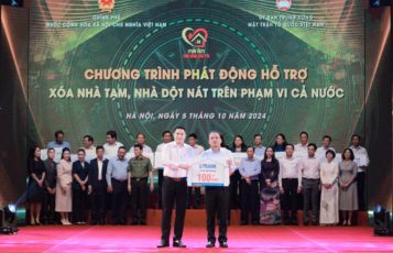 Đại diện Ngân hàng Lộc Phát Việt Nam (LPBank), Ông Nguyễn Văn Thuỳ - Phó Chủ tịch HĐQT trao tặng 100 tỷ đồng cho tỉnh Đắk Lắk thực hiện chương trình xóa nhà tạm, nhà dột nát trên địa bàn.