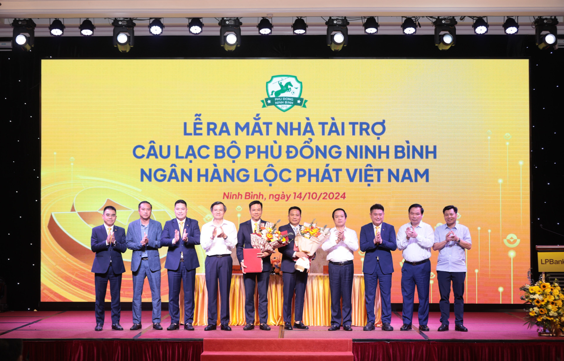 Đại diện nhà tài trợ chính LPBank, ông Nguyễn Văn Hóa – Giám đốc Vùng duyên hải Miền trung và ông Phạm Duy Vinh – Phó Chủ tịch Thường trực CLB Phù Đổng Ninh Bình ký kết hợp đồng tài trợ.