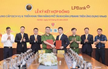 LPBank là một trong những ngân hàng đầu tiên triển khai dịch vụ mở tài khoản thanh toán trực tuyến trên VNeID của Bộ Công An Ngày 03/10/2024, Ngân hàng Lộc Phát Việt Nam (LPBank) và Trung tâm nghiên cứu, ứng dụng dữ liệu dân cư và căn cước công dân (Trung tâm RAR) – Bộ Công an thực hiện Lễ ký kết Hợp đồng cung cấp dịch vụ & Triển khai tính năng mở tài khoản LPBank trên ứng dụng VNeID. Với sự hợp tác này, LPBank là một trong những ngân hàng đầu tiên được Bộ Công an cho phép sử dụng thông tin từ hệ thống định danh và xác thực điện tử VNeID để khách hàng và người dân có thể đăng nhập, mở tài khoản thanh toán trực tuyến một cách nhanh chóng, an toàn và bảo mật. Thiếu tá Trần Duy Hiển, Giám đốc Trung tâm RAR (Bộ Công an) và ông Vũ Quốc Khánh, Phó Tổng Giám đốc thường trực LPBank trao Thỏa thuận hợp tác cung cấp dịch vụ & triển khai tính năng mở tài khoản LPBank trên ứng dụng VNeID dưới sự chứng kiến của Ban Lãnh đạo hai đơn vị. Theo đó, để triển khai dịch vụ mở tài khoản thanh toán trực tuyến trên VNeID, LPBank đã phối hợp chặt chẽ với Trung tâm RAR, Cục Cảnh sát quản lý hành chính về trật tự xã hội (C06) thực hiện tích hợp hệ thống, đồng thời đầu tư về hạ tầng công nghệ, trang thiết bị phục vụ. Phát biểu tại sự kiện, Thiếu tướng Nguyễn Ngọc Cương, Cục trưởng Cục Cảnh sát quản lý hành chính về trật tự xã hội (C06 - Bộ Công an) nhấn mạnh, việc sử dụng dịch vụ mở tài khoản thanh toán trên VNeID sẽ mang đến cho khách hàng những trải nghiệm tối ưu, an toàn hơn trong các dịch vụ tài chính và ngân hàng. Cũng tại sự kiện, đại diện LPBank cho biết việc triển khai dịch vụ mở tài tài khoản thanh toán trên VNeID nằm trong chương trình hành động của Đề án 06 và đẩy mạnh triển khai Đề án phát triển ứng dụng dữ liệu về dân cư, định danh và xác thực điện tử phục vụ chuyển đổi số quốc gia giai đoạn 2022 - 2025, tầm nhìn đến năm 2030. Các nội dung hợp tác giữa hai bên nhanh chóng triển khai, đưa ra các giải pháp hiện đại, mang lại trải nghiệm tiện ích cho người dân và khách hàng của LPBank trong đăng nhập và sử dụng ứng dụng VNeID để thực hiện các giao dịch ngân hàng. Mở tài khoản thanh toán LPBank ngay trên ứng dụng VNeID Bắt đầu từ ngày 03/10/2024, người dân và khách hàng có nhu cầu mở tài khoản LPBank chỉ cần đăng nhập vào VNeID, chọn dịch vụ ngân hàng và thao tác theo hướng dẫn để mở và sử dụng tài khoản thanh toán nhanh chóng, chính xác và an toàn. Hướng dẫn mở tài khoản LPBank trên VNeID Không chỉ thuận tiện, tài khoản thanh toán LPBank khi mở trên VNeID được phê duyệt chỉ sau vài phút, khách hàng có thể sử dụng ngay các dịch vụ như: nhận và chuyển tiền nội bộ/liên ngân hàng, liên kết tài khoản để nhận chi trả an sinh xã hội… Đồng thời, khi kết nối tài khoản trên nền tảng Ngân hàng số LPBank, khách hàng được trải nghiệm thêm hơn 200 dịch vụ thanh toán, mua sắm hoàn tiền trên các sàn thương mại điện tử, mua vé máy bay, đặt phòng khách sạn, thanh toán học phí, bảo hiểm, v.v. Việc triển khai mở tài khoản thanh toán LPBank trên VNeID là một bước tiến vượt trội giúp đảm bảo an toàn cho khách hàng lẫn hoạt động ngân hàng. Khách hàng không chỉ được tiếp cận dịch vụ ngân hàng chính thống, hạn chế rủi ro từ vấn nạn lừa đảo mà còn giúp ngân hàng tối ưu hóa, đơn giản hóa quy trình nghiệp vụ, cung ứng sản phẩm – dịch vụ công nghệ cao, đáp ứng mọi nhu cầu thực tế. Hoạt động này cũng khẳng định nỗ lực hành động quyết liệt của Chính phủ, của Ngân hàng Nhà nước trong tiến trình đẩy mạnh chuyển đổi số quốc gia, hướng đến Chính phủ số, kinh tế số và xã hội số, công dân số. Dễ dàng đăng nhập ứng dụng LPBank bằng tài khoản VNeID Một trong những tính năng vượt trội trên ứng dụng Ngân hàng số LPBank là giải pháp liên kết thông minh cho phép khách hàng có thể đăng nhập vào ứng dụng bằng tài khoản VNeID. Tính năng này được đánh giá cao bởi sự thuận tiện, linh hoạt trong trường hợp khách hàng quên mật khẩu đăng nhập vào ứng dụng LPBank. Thay vì phải mang giấy tờ trực tiếp tới các điểm giao dịch của ngân hàng để cập nhật lại thông tin mật khẩu, khách hàng chỉ cần đăng nhập ứng dụng LPBank thông qua tài khoản VNeID với cơ chế xác minh, phê duyệt tự động, đảm bảo an toàn tuyệt đối. “Việc kết nối hệ sinh thái ngân hàng với dữ liệu cơ sở quốc gia sẽ góp phần hình thành mạng lưới số tin cậy, thực tế hóa các nhu cầu của người dân, đồng thời đẩy mạnh chuyển đổi số trong hoạt động ngân hàng để bứt phá phát triển”, đại diện LPBank cho biết. Có thể nói, ứng dụng định danh và xác thực điện tử đang ngày càng đi vào đời sống, phục vụ hiệu quả cho toàn dân với hàng triệu triệu lượt tài khoản giao dịch dịch vụ công mỗi ngày. Việc người dân được phép đăng nhập, mở mới tài khoản thanh toán LPBank, nhận chi trả an sinh xã hội trên VNeID là tiền đề vững chắc để Ngân hàng đáp ứng tốt nhất mọi trải nghiệm trong thanh toán số cho người dân, khách hàng và mang lại lợi ích cho xã hội. Việc hợp tác với Bộ Công an triển khai dịch vụ số trên VNeID là một trong những bước triển khai tích cực và chủ động của LPBank trong việc thực hiện chủ trương của Chính phủ và Ngân hàng Nhà nước, nhằm làm sạch cơ sở dữ liệu ngân hàng, hạn chế tối đa thực trạng về tài khoản ảo, ngăn ngừa tội phạm gian lận hồ sơ giấy tờ, mở tài khoản mạo danh hoặc lừa đảo khách hàng. Điều này cũng khẳng định vị thế của LPBank về năng lực công nghệ, sẵn sàng đồng hành cùng các tổ chức lớn trong việc thúc đẩy triển khai hiệu quả Đề án 06 của Chính phủ, thực hiện định hướng Ngân hàng xanh, phát triển bền vững, góp phần mang lại lợi ích cho cộng đồng và toàn xã hội. Box thông tin Ngân hàng Phát Việt Nam (LPBank) được thành lập vào năm 2008. Sau hơn 16 năm phát triển, LPBank đã khẳng định vị thế của một định chế tài chính hùng mạnh, trở thành 1 trong 14 Ngân hàng Việt Nam thuộc Nhóm các tổ chức tín dụng có tầm quan trọng nhất hệ thống, Top 500 Ngân hàng có giá trị thương hiệu cao nhất toàn cầu, tạo dựng được niềm tin vững chắc tới đối tác và khách hàng. LPBank có mạng lưới rộng lớn với hơn 1.200 điểm giao dịch, hoạt động khắp 63 tỉnh thành trên cả nước. Trong giai đoạn phát triển mới, LPBank không ngừng mang tới các sản phẩm, dịch vụ đa dạng cùng các chương trình tín dụng với chính sách vay vốn linh hoạt, đáp ứng nhu mọi nhu cầu của khách hàng và doanh nghiệp.