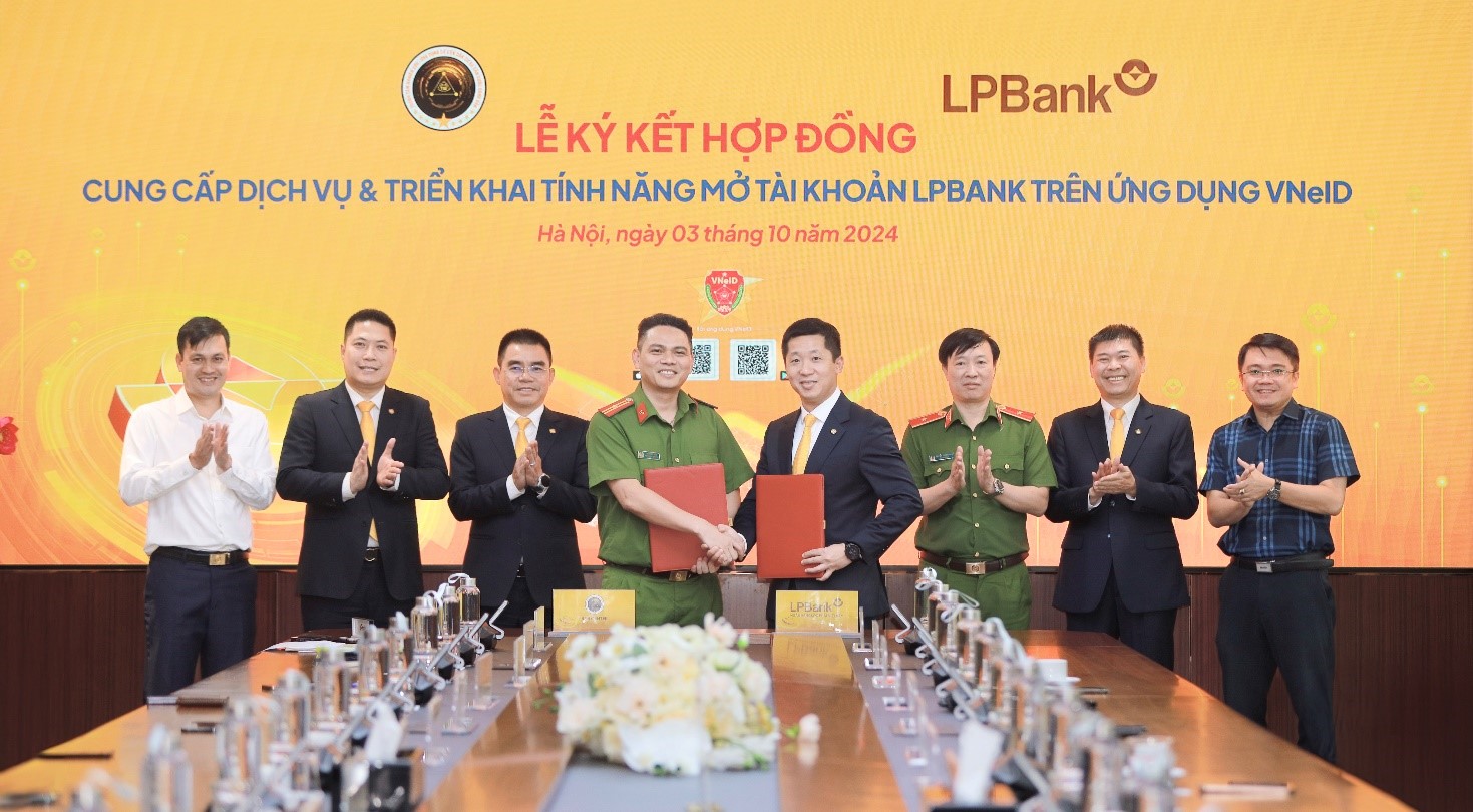 LPBank là một trong những ngân hàng đầu tiên triển khai dịch vụ mở tài khoản thanh toán trực tuyến trên VNeID của Bộ Công An Ngày 03/10/2024, Ngân hàng Lộc Phát Việt Nam (LPBank) và Trung tâm nghiên cứu, ứng dụng dữ liệu dân cư và căn cước công dân (Trung tâm RAR) – Bộ Công an thực hiện Lễ ký kết Hợp đồng cung cấp dịch vụ & Triển khai tính năng mở tài khoản LPBank trên ứng dụng VNeID. Với sự hợp tác này, LPBank là một trong những ngân hàng đầu tiên được Bộ Công an cho phép sử dụng thông tin từ hệ thống định danh và xác thực điện tử VNeID để khách hàng và người dân có thể đăng nhập, mở tài khoản thanh toán trực tuyến một cách nhanh chóng, an toàn và bảo mật. Thiếu tá Trần Duy Hiển, Giám đốc Trung tâm RAR (Bộ Công an) và ông Vũ Quốc Khánh, Phó Tổng Giám đốc thường trực LPBank trao Thỏa thuận hợp tác cung cấp dịch vụ & triển khai tính năng mở tài khoản LPBank trên ứng dụng VNeID dưới sự chứng kiến của Ban Lãnh đạo hai đơn vị. Theo đó, để triển khai dịch vụ mở tài khoản thanh toán trực tuyến trên VNeID, LPBank đã phối hợp chặt chẽ với Trung tâm RAR, Cục Cảnh sát quản lý hành chính về trật tự xã hội (C06) thực hiện tích hợp hệ thống, đồng thời đầu tư về hạ tầng công nghệ, trang thiết bị phục vụ. Phát biểu tại sự kiện, Thiếu tướng Nguyễn Ngọc Cương, Cục trưởng Cục Cảnh sát quản lý hành chính về trật tự xã hội (C06 - Bộ Công an) nhấn mạnh, việc sử dụng dịch vụ mở tài khoản thanh toán trên VNeID sẽ mang đến cho khách hàng những trải nghiệm tối ưu, an toàn hơn trong các dịch vụ tài chính và ngân hàng. Cũng tại sự kiện, đại diện LPBank cho biết việc triển khai dịch vụ mở tài tài khoản thanh toán trên VNeID nằm trong chương trình hành động của Đề án 06 và đẩy mạnh triển khai Đề án phát triển ứng dụng dữ liệu về dân cư, định danh và xác thực điện tử phục vụ chuyển đổi số quốc gia giai đoạn 2022 - 2025, tầm nhìn đến năm 2030. Các nội dung hợp tác giữa hai bên nhanh chóng triển khai, đưa ra các giải pháp hiện đại, mang lại trải nghiệm tiện ích cho người dân và khách hàng của LPBank trong đăng nhập và sử dụng ứng dụng VNeID để thực hiện các giao dịch ngân hàng. Mở tài khoản thanh toán LPBank ngay trên ứng dụng VNeID Bắt đầu từ ngày 03/10/2024, người dân và khách hàng có nhu cầu mở tài khoản LPBank chỉ cần đăng nhập vào VNeID, chọn dịch vụ ngân hàng và thao tác theo hướng dẫn để mở và sử dụng tài khoản thanh toán nhanh chóng, chính xác và an toàn. Hướng dẫn mở tài khoản LPBank trên VNeID Không chỉ thuận tiện, tài khoản thanh toán LPBank khi mở trên VNeID được phê duyệt chỉ sau vài phút, khách hàng có thể sử dụng ngay các dịch vụ như: nhận và chuyển tiền nội bộ/liên ngân hàng, liên kết tài khoản để nhận chi trả an sinh xã hội… Đồng thời, khi kết nối tài khoản trên nền tảng Ngân hàng số LPBank, khách hàng được trải nghiệm thêm hơn 200 dịch vụ thanh toán, mua sắm hoàn tiền trên các sàn thương mại điện tử, mua vé máy bay, đặt phòng khách sạn, thanh toán học phí, bảo hiểm, v.v. Việc triển khai mở tài khoản thanh toán LPBank trên VNeID là một bước tiến vượt trội giúp đảm bảo an toàn cho khách hàng lẫn hoạt động ngân hàng. Khách hàng không chỉ được tiếp cận dịch vụ ngân hàng chính thống, hạn chế rủi ro từ vấn nạn lừa đảo mà còn giúp ngân hàng tối ưu hóa, đơn giản hóa quy trình nghiệp vụ, cung ứng sản phẩm – dịch vụ công nghệ cao, đáp ứng mọi nhu cầu thực tế. Hoạt động này cũng khẳng định nỗ lực hành động quyết liệt của Chính phủ, của Ngân hàng Nhà nước trong tiến trình đẩy mạnh chuyển đổi số quốc gia, hướng đến Chính phủ số, kinh tế số và xã hội số, công dân số. Dễ dàng đăng nhập ứng dụng LPBank bằng tài khoản VNeID Một trong những tính năng vượt trội trên ứng dụng Ngân hàng số LPBank là giải pháp liên kết thông minh cho phép khách hàng có thể đăng nhập vào ứng dụng bằng tài khoản VNeID. Tính năng này được đánh giá cao bởi sự thuận tiện, linh hoạt trong trường hợp khách hàng quên mật khẩu đăng nhập vào ứng dụng LPBank. Thay vì phải mang giấy tờ trực tiếp tới các điểm giao dịch của ngân hàng để cập nhật lại thông tin mật khẩu, khách hàng chỉ cần đăng nhập ứng dụng LPBank thông qua tài khoản VNeID với cơ chế xác minh, phê duyệt tự động, đảm bảo an toàn tuyệt đối. “Việc kết nối hệ sinh thái ngân hàng với dữ liệu cơ sở quốc gia sẽ góp phần hình thành mạng lưới số tin cậy, thực tế hóa các nhu cầu của người dân, đồng thời đẩy mạnh chuyển đổi số trong hoạt động ngân hàng để bứt phá phát triển”, đại diện LPBank cho biết. Có thể nói, ứng dụng định danh và xác thực điện tử đang ngày càng đi vào đời sống, phục vụ hiệu quả cho toàn dân với hàng triệu triệu lượt tài khoản giao dịch dịch vụ công mỗi ngày. Việc người dân được phép đăng nhập, mở mới tài khoản thanh toán LPBank, nhận chi trả an sinh xã hội trên VNeID là tiền đề vững chắc để Ngân hàng đáp ứng tốt nhất mọi trải nghiệm trong thanh toán số cho người dân, khách hàng và mang lại lợi ích cho xã hội. Việc hợp tác với Bộ Công an triển khai dịch vụ số trên VNeID là một trong những bước triển khai tích cực và chủ động của LPBank trong việc thực hiện chủ trương của Chính phủ và Ngân hàng Nhà nước, nhằm làm sạch cơ sở dữ liệu ngân hàng, hạn chế tối đa thực trạng về tài khoản ảo, ngăn ngừa tội phạm gian lận hồ sơ giấy tờ, mở tài khoản mạo danh hoặc lừa đảo khách hàng. Điều này cũng khẳng định vị thế của LPBank về năng lực công nghệ, sẵn sàng đồng hành cùng các tổ chức lớn trong việc thúc đẩy triển khai hiệu quả Đề án 06 của Chính phủ, thực hiện định hướng Ngân hàng xanh, phát triển bền vững, góp phần mang lại lợi ích cho cộng đồng và toàn xã hội. Box thông tin Ngân hàng Phát Việt Nam (LPBank) được thành lập vào năm 2008. Sau hơn 16 năm phát triển, LPBank đã khẳng định vị thế của một định chế tài chính hùng mạnh, trở thành 1 trong 14 Ngân hàng Việt Nam thuộc Nhóm các tổ chức tín dụng có tầm quan trọng nhất hệ thống, Top 500 Ngân hàng có giá trị thương hiệu cao nhất toàn cầu, tạo dựng được niềm tin vững chắc tới đối tác và khách hàng. LPBank có mạng lưới rộng lớn với hơn 1.200 điểm giao dịch, hoạt động khắp 63 tỉnh thành trên cả nước. Trong giai đoạn phát triển mới, LPBank không ngừng mang tới các sản phẩm, dịch vụ đa dạng cùng các chương trình tín dụng với chính sách vay vốn linh hoạt, đáp ứng nhu mọi nhu cầu của khách hàng và doanh nghiệp.