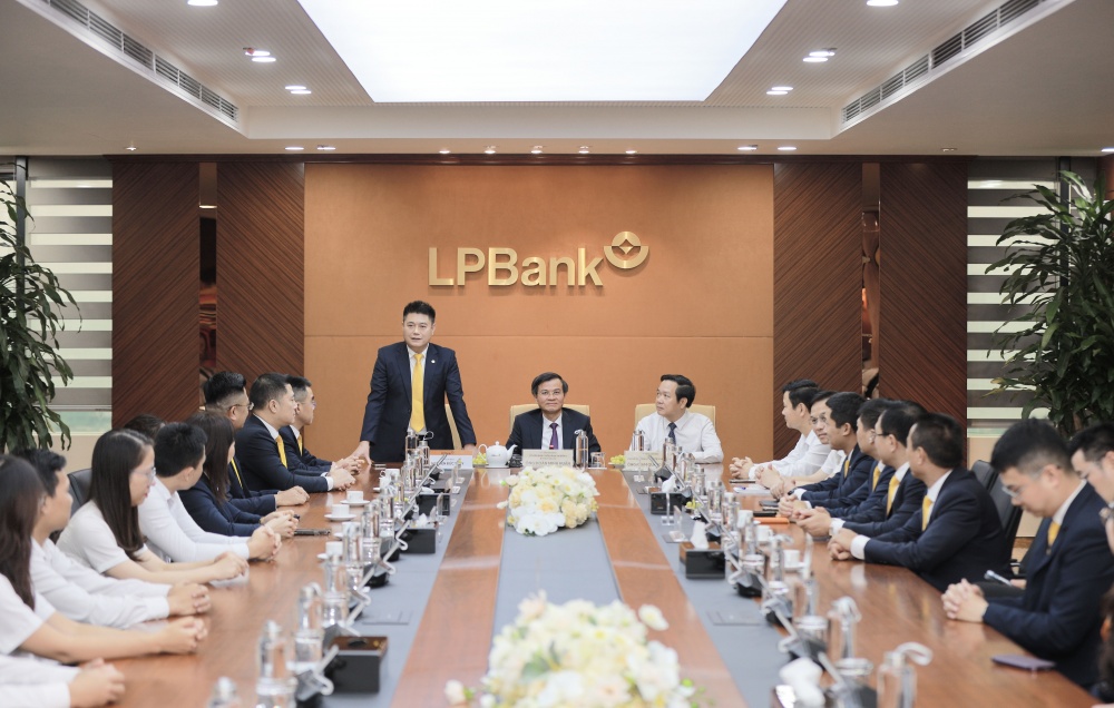 Ông Nguyễn Đức Thụy - Chủ tịch HĐQT Ngân hàng Lộc Phát Việt Nam (LPBank) phát biểu và tiếp thu các ý kiến của đồng chí Bí thư Tỉnh ủy, mong muốn phía tỉnh sẽ tạo điều kiện tốt nhất để LPBank sớm triển khai các dự án trên địa bàn.