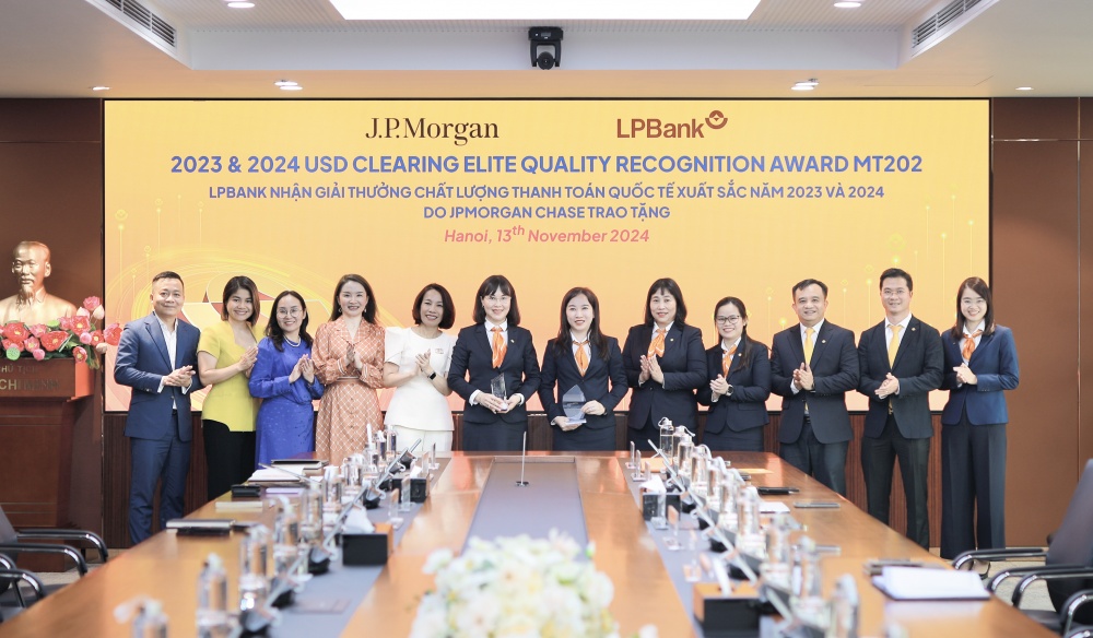 Đại diện của LPBank và JPMorgan Chase chụp ảnh lưu niệm tại sự kiện