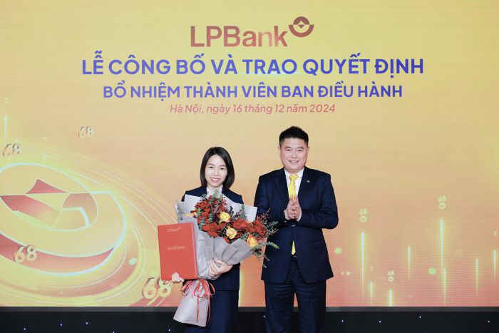 Bà Nguyễn Hồng Nhung nhận quyết định bổ nhiệm Thành viên Ban điều hành