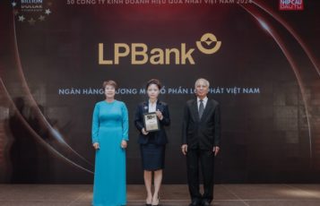 Bà Vũ Nam Hương – Phó Tổng Giám đốc LPBank nhận giải thưởng Top 50 doanh nghiệp kinh doanh hiệu quả nhất 2024