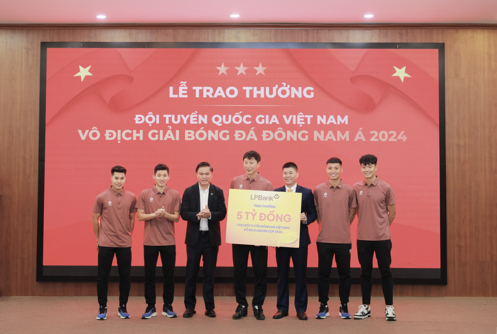 Ông Đoàn Nguyên Ngọc, Phó Tổng Giám đốc LPBank chụp ảnh lưu niệm cùng Ban huấn luyện, các cầu thủ và lãnh đạo VFF