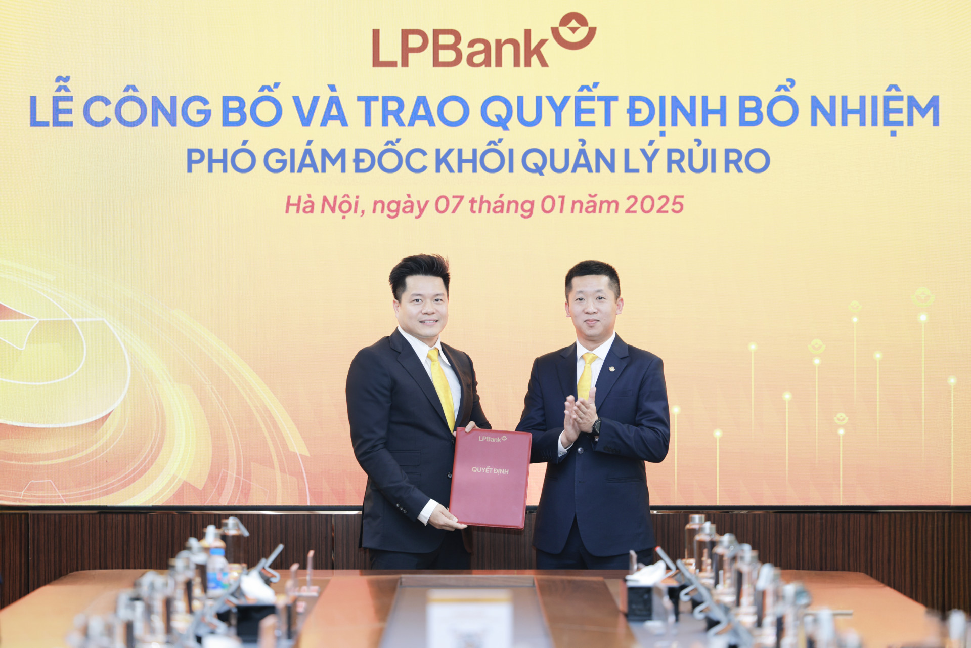 Ông Nguyễn Văn Thanh (trái) được bổ nhiệm làm Phó Giám đốc Khối Quản trị Rủi ro phụ trách Xử lý nợ của LPBank