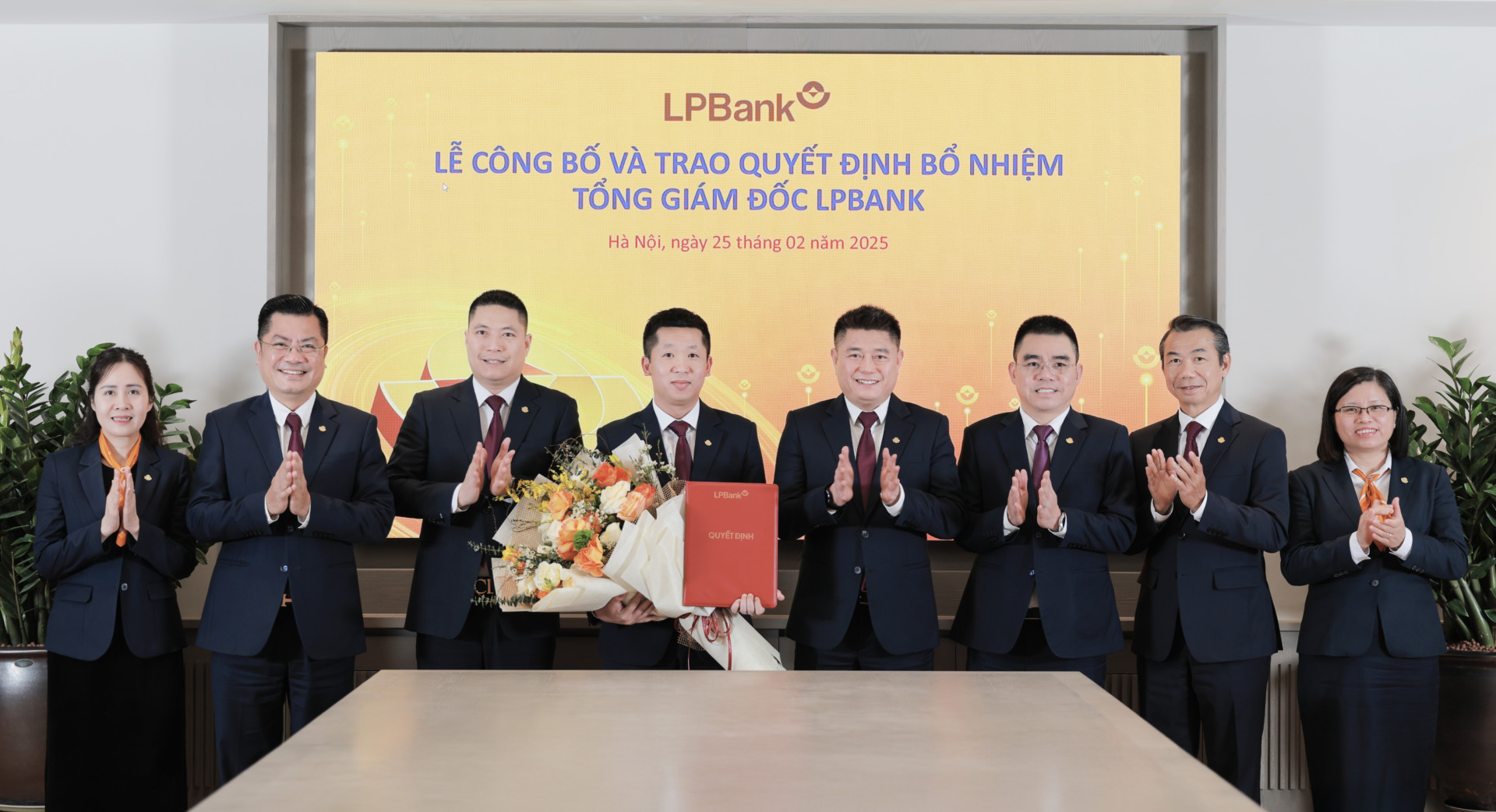 Hội đồng quản trị LPBank và Ban kiểm soát chúc mừng ông Vũ Quốc Khánh - Tân Tổng Giám đốc